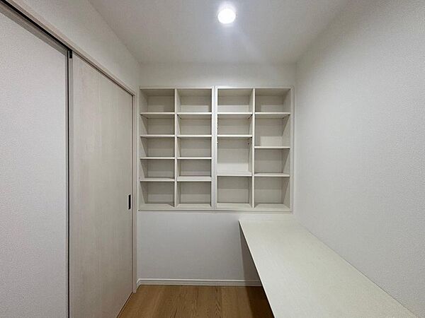 書斎。プライベートなお部屋では静かに時を過ごしたい。