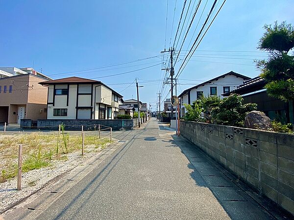周辺は落ち着いた住宅街です。新しい暮らしを始めるのに良い環境が整っています。