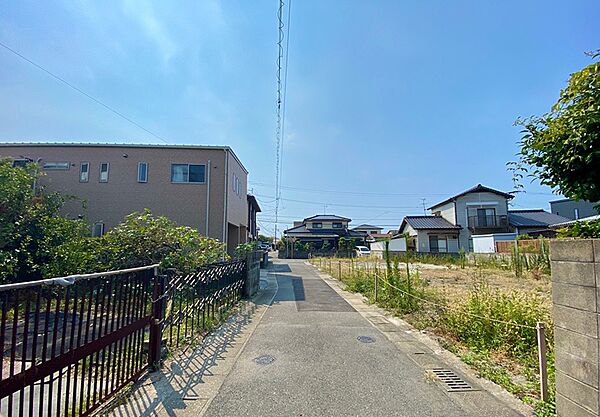 住宅が立ち並ぶ中に開けた土地。日当たりが良く、様々な用途で活用できそうな魅力的な物件です。