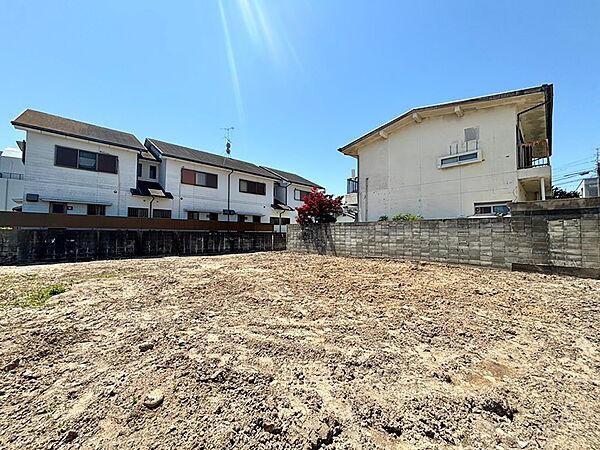 物件は閑静な住宅街にあり、近くの室見川にはウォーキングコースも整備されており自然を感じられるエリアです。