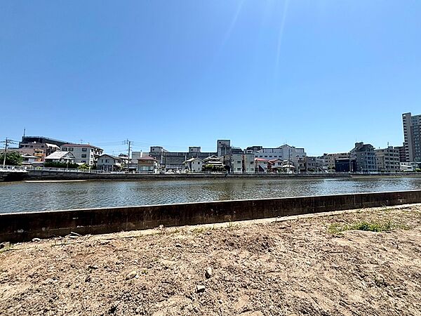 都市部では希少なリバーサイド立地。