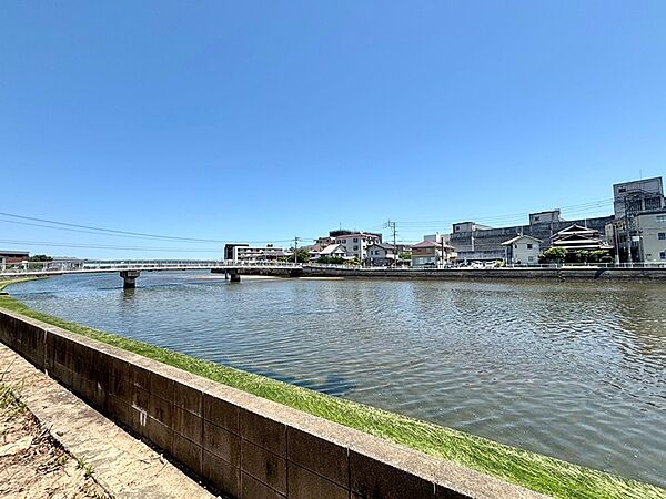 川沿いの開放感あふれるロケーション。四季の移ろいを身近に感じられる住環境です。