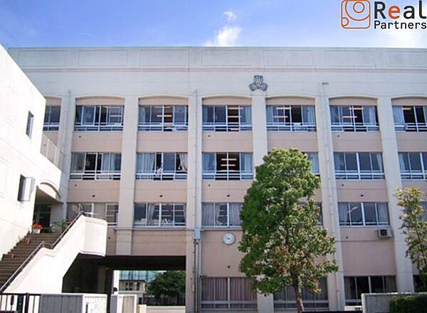 川崎市立西高津中学校 徒歩17分。 1300m