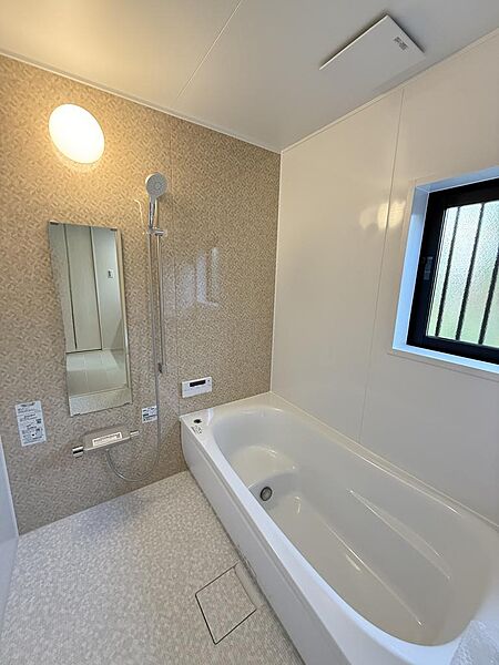 TOTO製。浴槽にも断熱材採用で、浴室のどこからも熱を逃がしません。ささっとキレイ排水口。