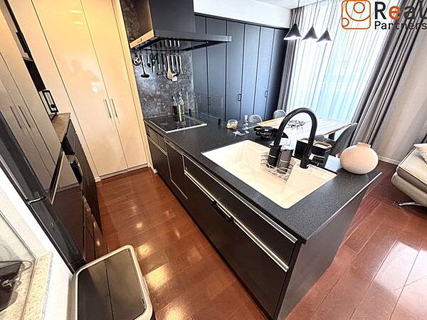 キッチンはタッチレス水栓採用！黒基調で重厚感があり、空間を引き締めます♪