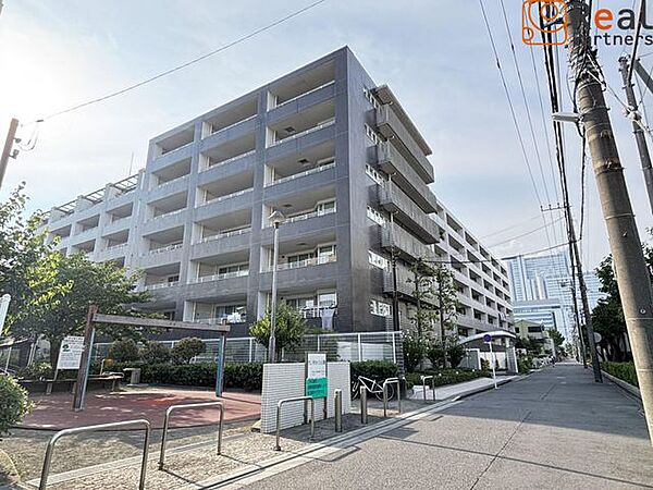 マンション隣には公園があり、ファミリーにも安心の住環境♪