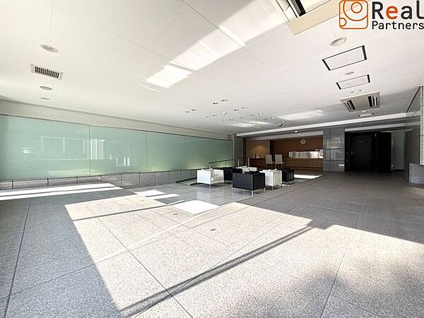高級感のあるエントランスは、中庭を望むことができ、明るい日差しが差し込みます♪