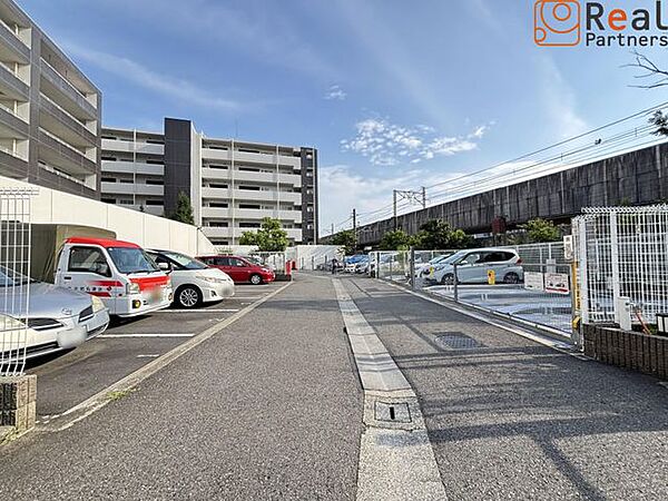 広大な駐車場完備！平置き区画も一部ございます♪