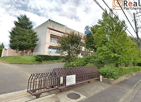横浜市立中川中学校 徒歩12分。 930m