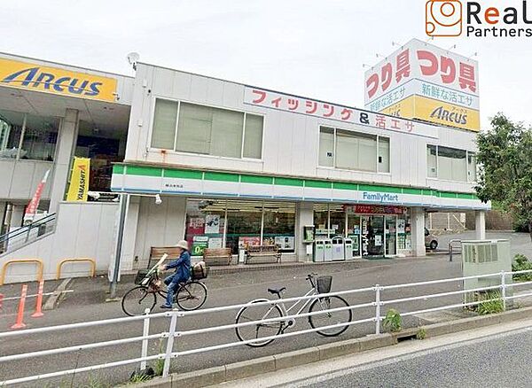 ファミリーマート横浜本牧店 徒歩5分。 350m
