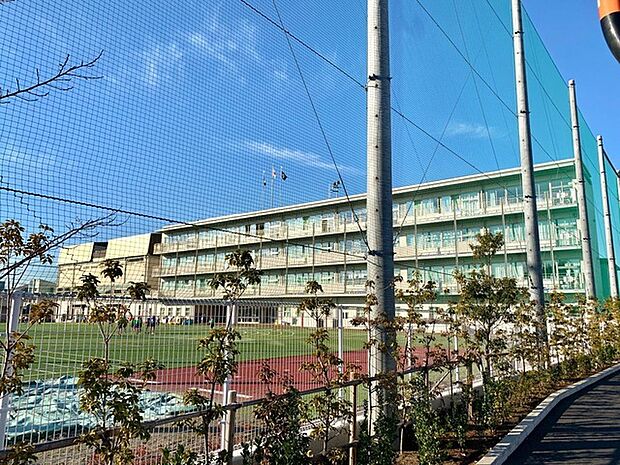足立区立伊興小学校(731m)