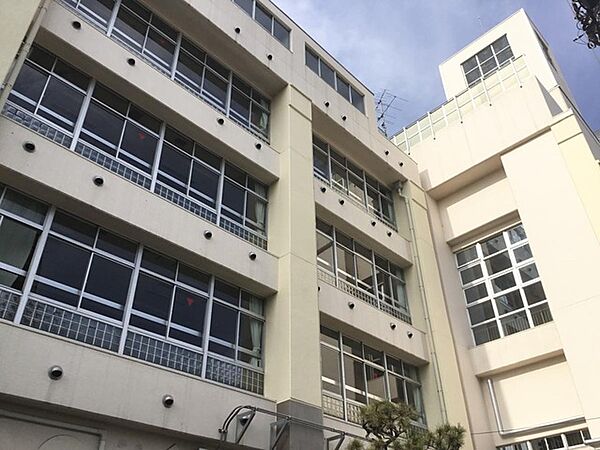 荒川区立南千住第二中学校（328m）