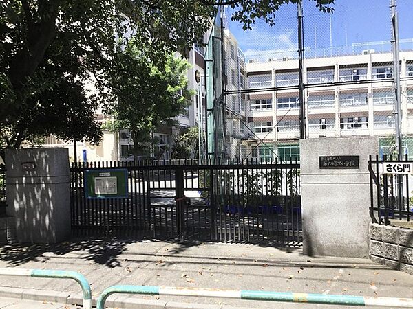 荒川区立第六日暮里小学校（595m）
