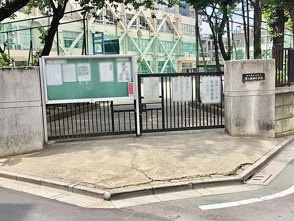 荒川区立第三峡田小学校（156m）