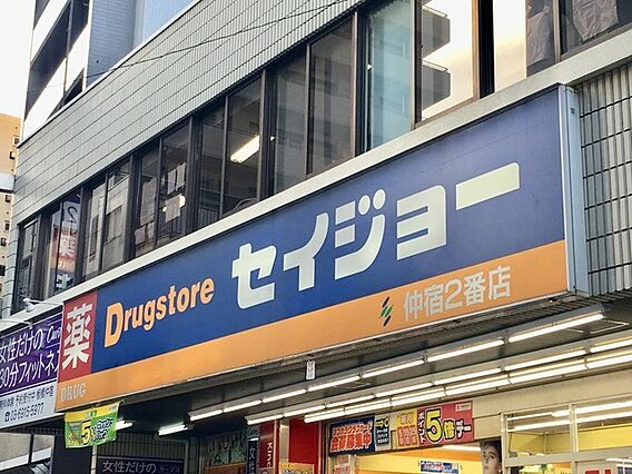 ココカラファイ...