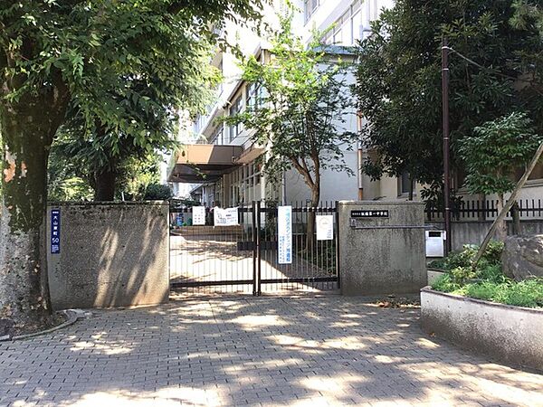板橋区立板橋第一中学校（186m）