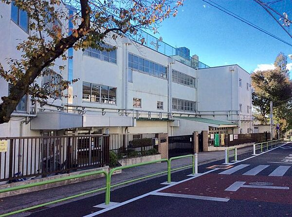 板橋区立成増ケ丘小学校（661m）