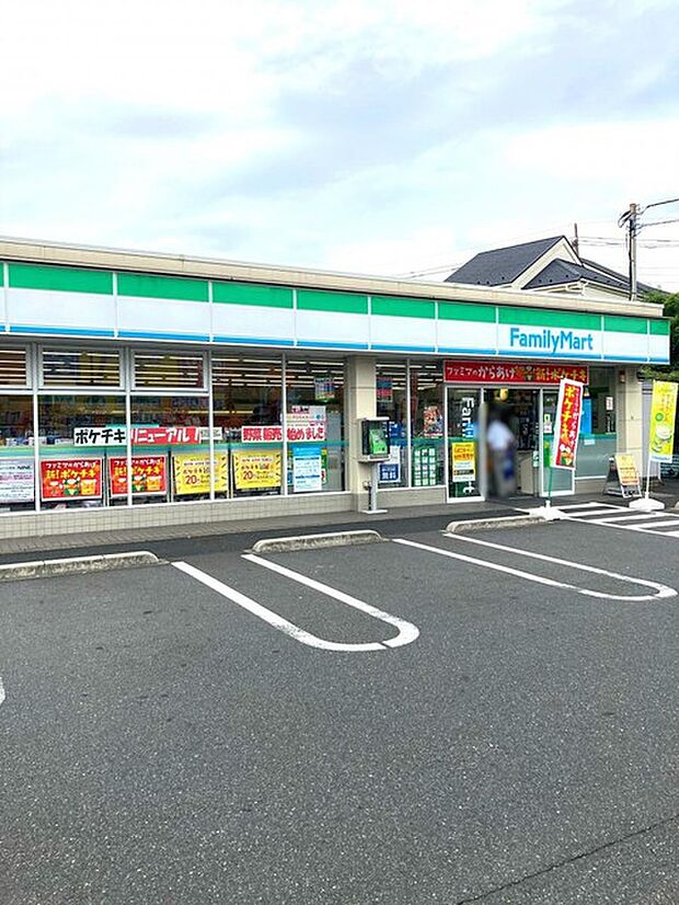 ファミリーマート西伊興四丁目店（350m）