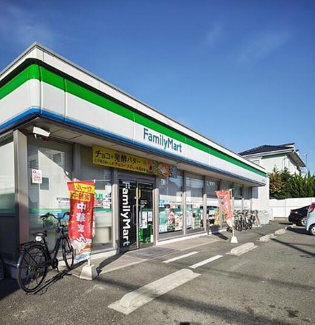 ファミリーマート六木四丁目店（650m）