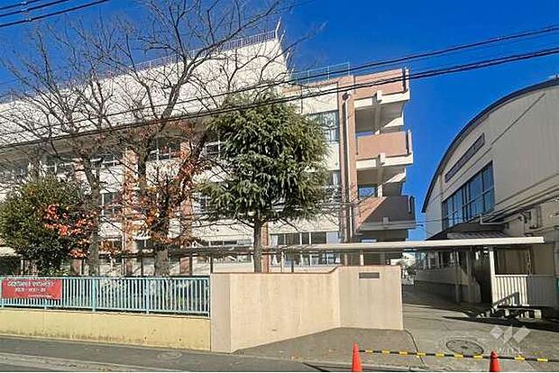 足立区立六木小学校（950m）