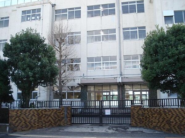 足立区立花保中学校（900m）