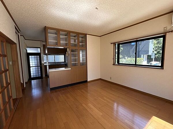 作り付けの食器棚がお部屋の雰囲気を高めています。