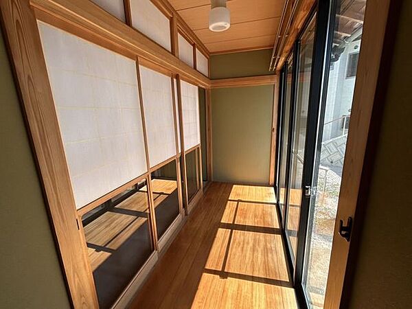 和室の横に日あたりの良い