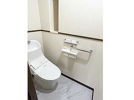 【トイレ】清潔感あふれるトイレ空間☆手洗い一体型の温水洗浄便座をはじめ、スマホ等が置ける便利な棚付きのダブルペーパーホルダーやタオル掛け、立ち座りをサポートする手すりなど快適な設備を完備。