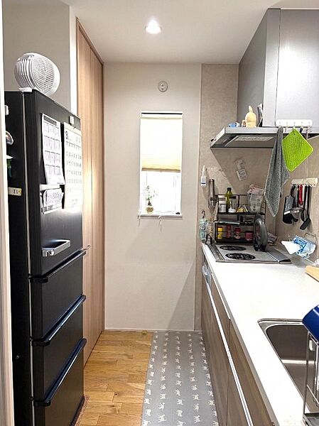 現地(2026年8月)撮影（一部、CG加工で家財道具を消しています）　キッチンには大型のカップボードの他に、パントリーも付いてます♪