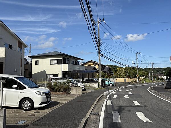 現地(2026年8月)撮影　歩道も整備された、片側1車線ずつの前面道路
