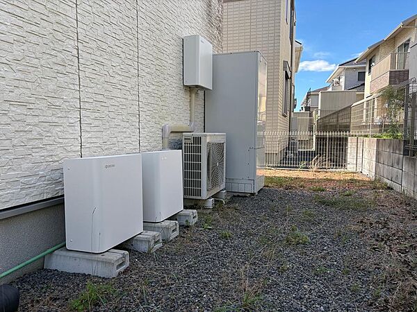 現地(2026年8月)撮影　裏庭に設置された、「蓄電池＋エコキュート」