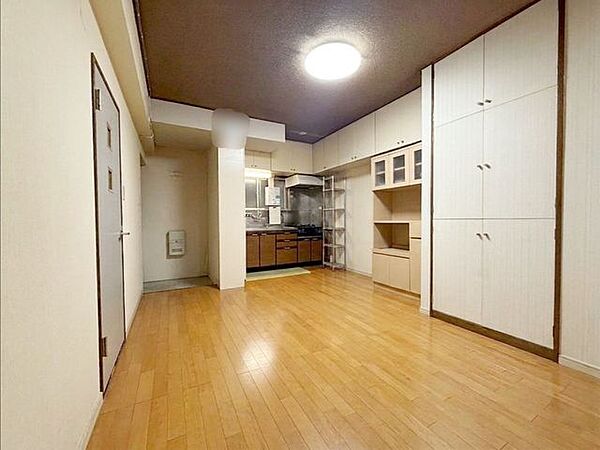 内装新調、2面採光の南向き住戸。※AI加工画像につき現状と異なります