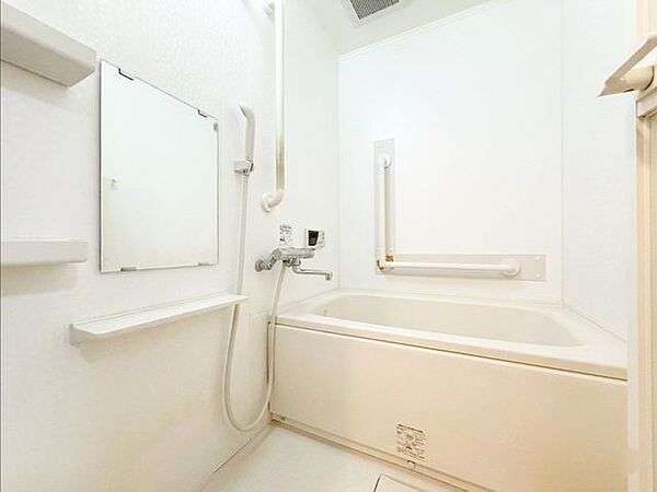 ユニットバス新調、追い焚き機能完備。※AI加工画像につき現状と異なります
