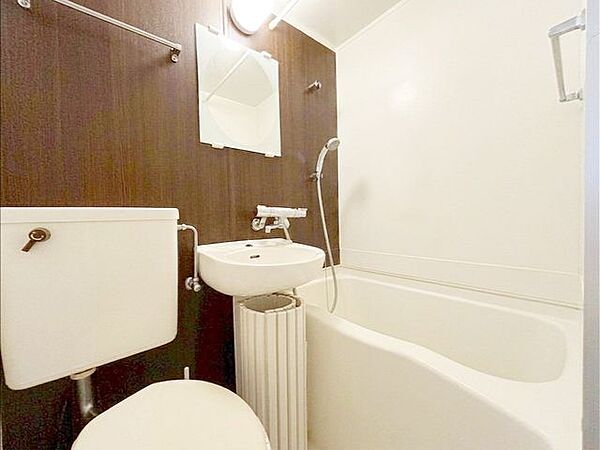 給湯完備のユニットバス。※AI加工画像につき現状と異なります