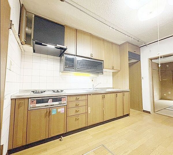 独立システムキッチン。二口コンロ付。