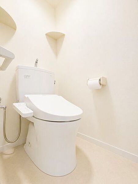 トイレ新調、高機能仕様。※AI加工画像につき現状と異なります