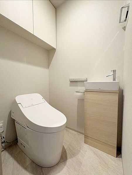節水型、高機能トイレ完備。※AI加工画像につき現状と異なります