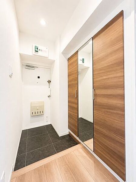 モニタ付インターホン完備。駅まで平坦なアプローチ。※AI加工画像につき現状と異なります
