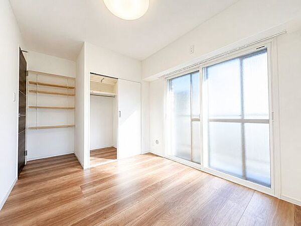 エアコン2基、照明器具、ダウンライト完備。内装フルリフォーム済。※AI加工画像につき現状と異なります。
