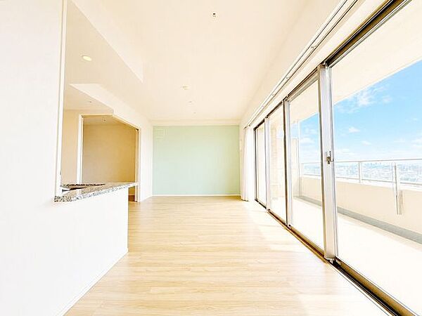 LDK約17.5帖、床暖房完備。12階につき日当たり、眺望良好です。※AI加工画像につき現状と異なります