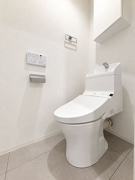 温水洗浄便座、高機能トイレ完備。※AI加工画像につき現状と異なります