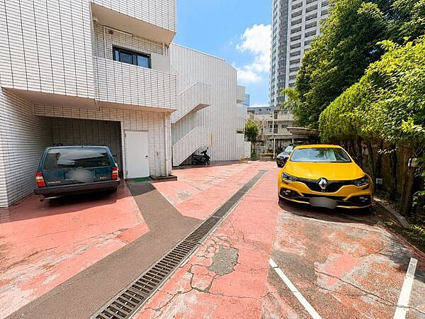 平置駐車場。※AI加工画像につき現状と異なります
