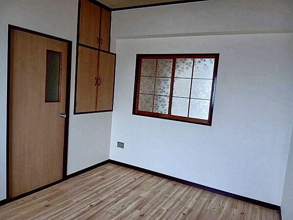 ◆北側の洋室LDKとの間にレトロで温かみのあるガラス窓があります♪LDKからの採光も楽しめます。