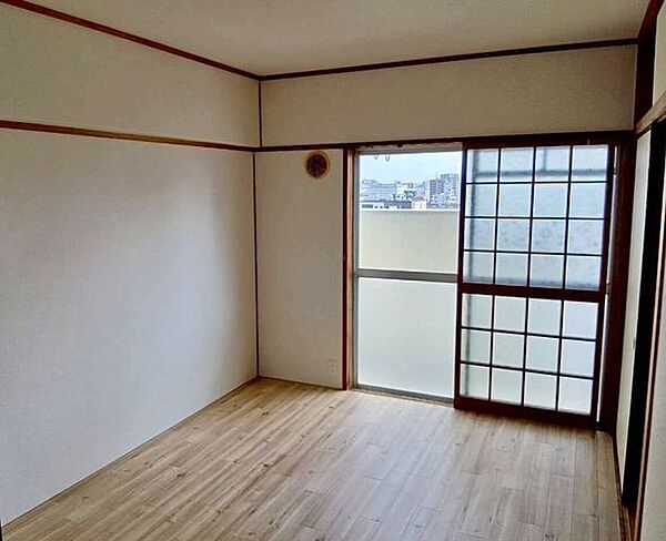 ◆南側の洋室バルコニーに面した洋室には明るい日差しが差し込みます♪