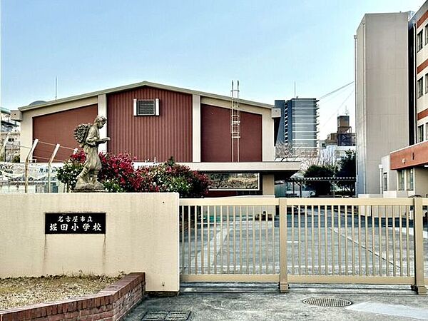 堀田小学校 180m
