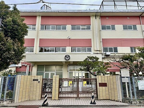瑞穂小学校ネイティブ講師が常勤する「英会話クラブ」や、複数の教師が学年全体を指導する「学年担当制」など、特色ある教育を実施。地下鉄駅近くの利便性の高い環境にあり、児童数は約550名の中規模 630m
