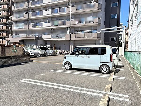 出し入れ快適な平置き駐車場
