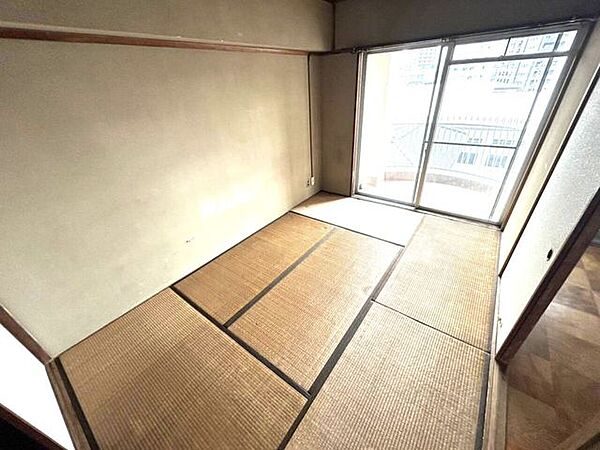 ◆南東側の和室窓から陽の光が差し込む明るい室内です♪