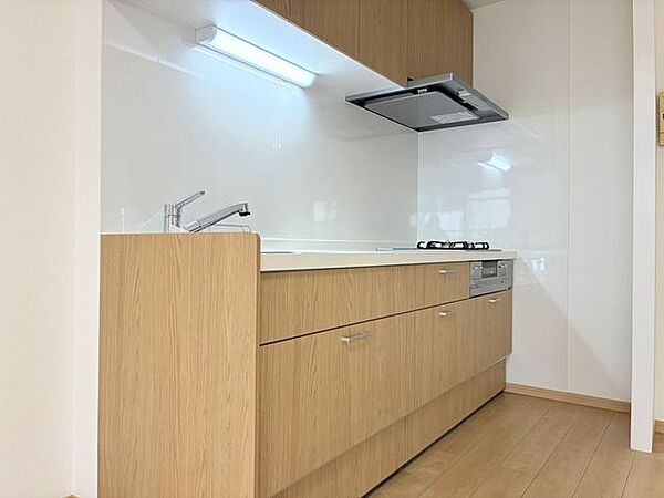 木目調のパネルと白い壁面が、温かみのあるモダンな空間を作ります