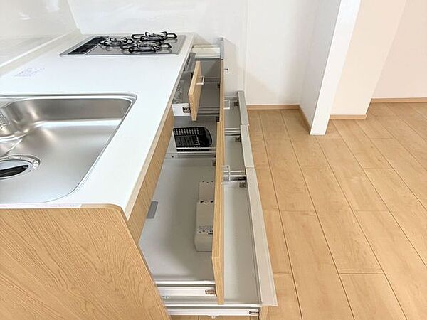 調理器具や食器を効率的に収納できるスライド式の引き出し